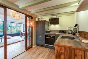 Fridge, microwave, oven, stovetop - Holiday Home "Le Loft d'Emma" with Shared Pool, Wi-Fi, and Air Conditioning (Pernes-les-Fontaines)