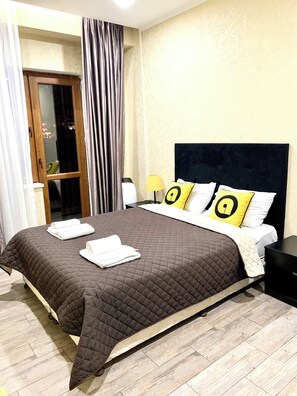 Tabla de planchar con plancha, wifi y ropa de cama 