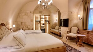 Tahmasp Family Room | Premium bedding, minibar, iron/ironing board, free cribs/infant beds - Shamas Hotel (Midyat)