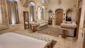 King Suite | Premium bedding, minibar, iron/ironing board, free WiFi - Shamas Hotel (Midyat)