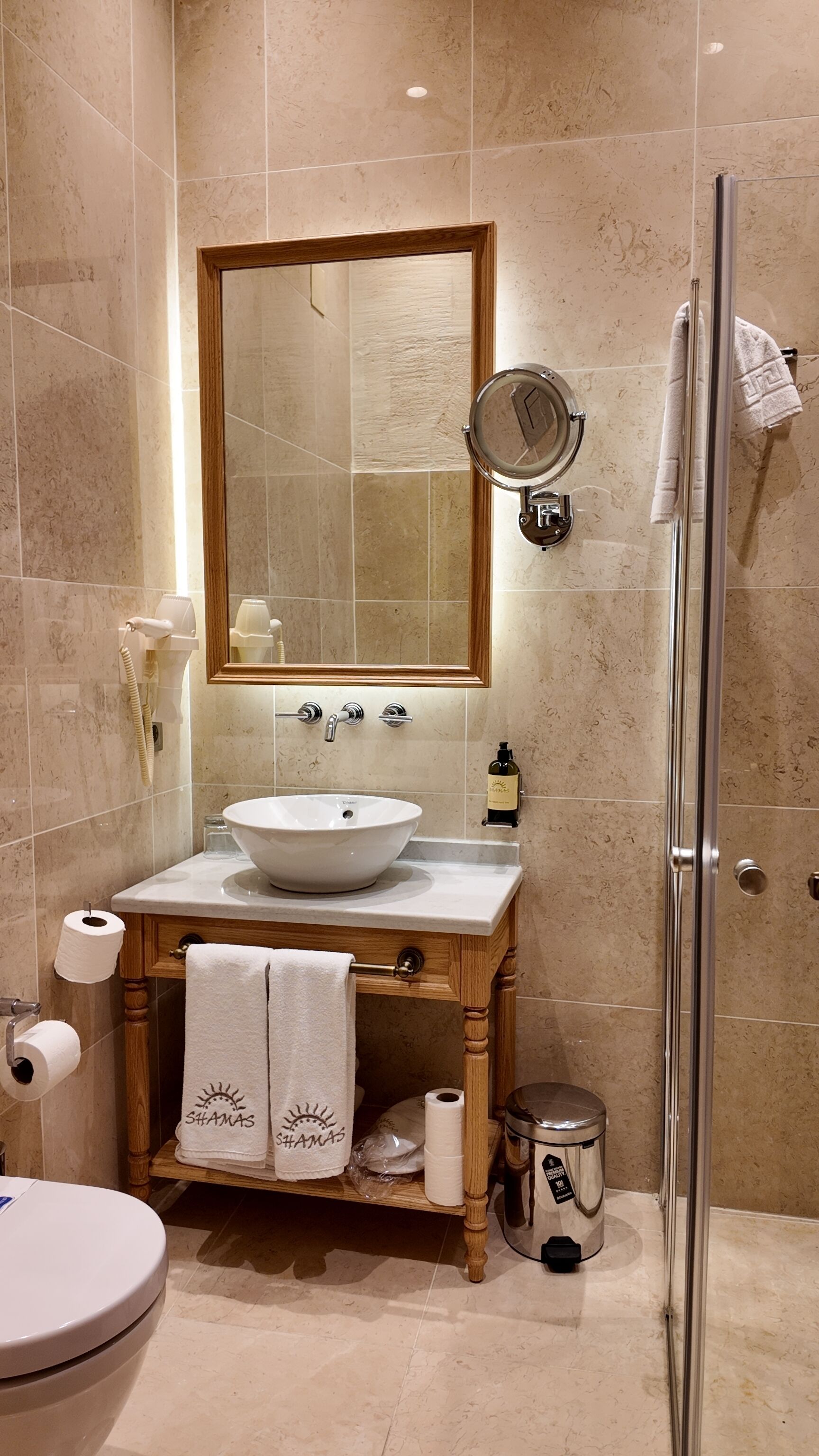 Un baño con lavabo, espejo, inodoro y ducha.