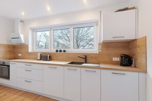 Fridge, oven, stovetop, dishwasher - Apartment '2' with Shared Garden, Balcony, and Wi-Fi (Bad Dürrheim)