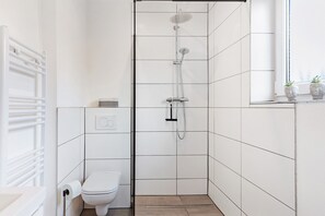 Shower, hair dryer, towels - Apartment '2' with Shared Garden, Balcony, and Wi-Fi (Bad Dürrheim)