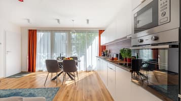 100-cm Smart TV with digital channels, heated floors, streaming services