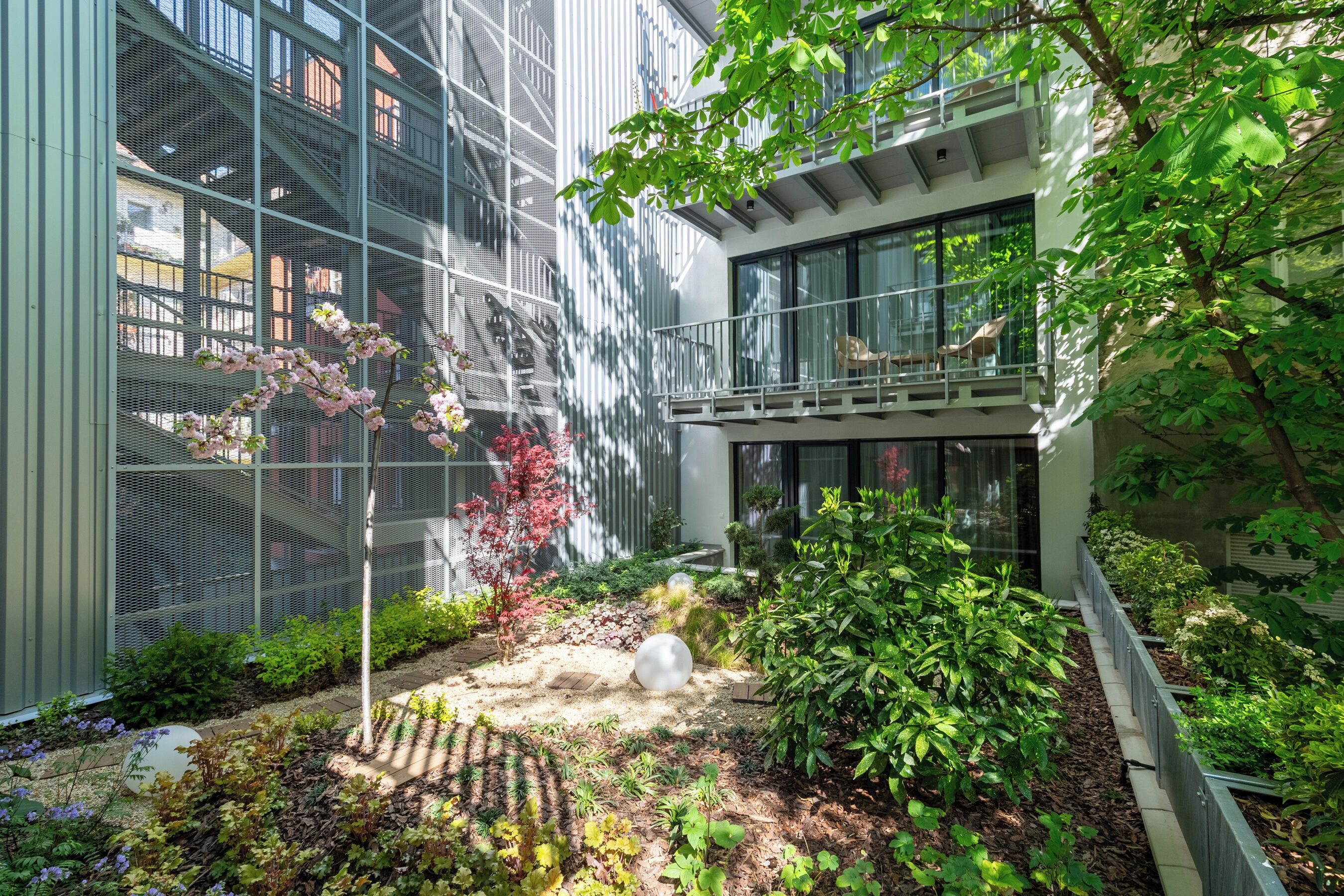 Deluxe-lejlighed - 1 kingsize-seng med sovesofa - balkon - udsigt til have | Opholdsområde | 100-centimeters smart-tv med digitale kanaler, gulvvarme