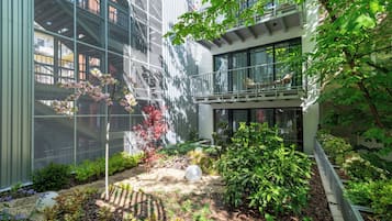 Deluxe Apartment, 1 King Bed with Sofa bed, Balcony, Garden View | Living area | 100-cm Smart TV with digital channels, heated floors, streaming services