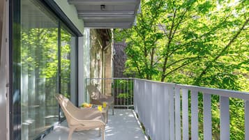 Superior Apartment, 1 King Bed with Sofa bed, Garden View | Living area | 100-cm Smart TV with digital channels, heated floors, streaming services