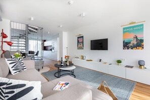 Superior-Apartment, 2 Schlafzimmer, Klimaanlage, Gartenblick | Wohnbereich | 100-cm-Smart-TV mit Digitalempfang, Fußbodenheizung, Streaming-Dienste