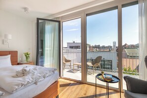 Superior-Apartment, 2 Schlafzimmer, Klimaanlage, Gartenblick | Schreibtisch, laptopgeeigneter Arbeitsplatz, Verdunkelungsvorhänge