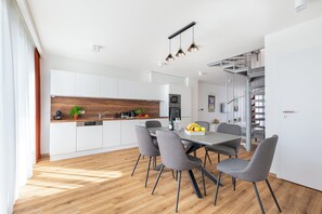 Superior Apartment, 2 Bedrooms, Penyaman udara, Garden View | Tempat makan