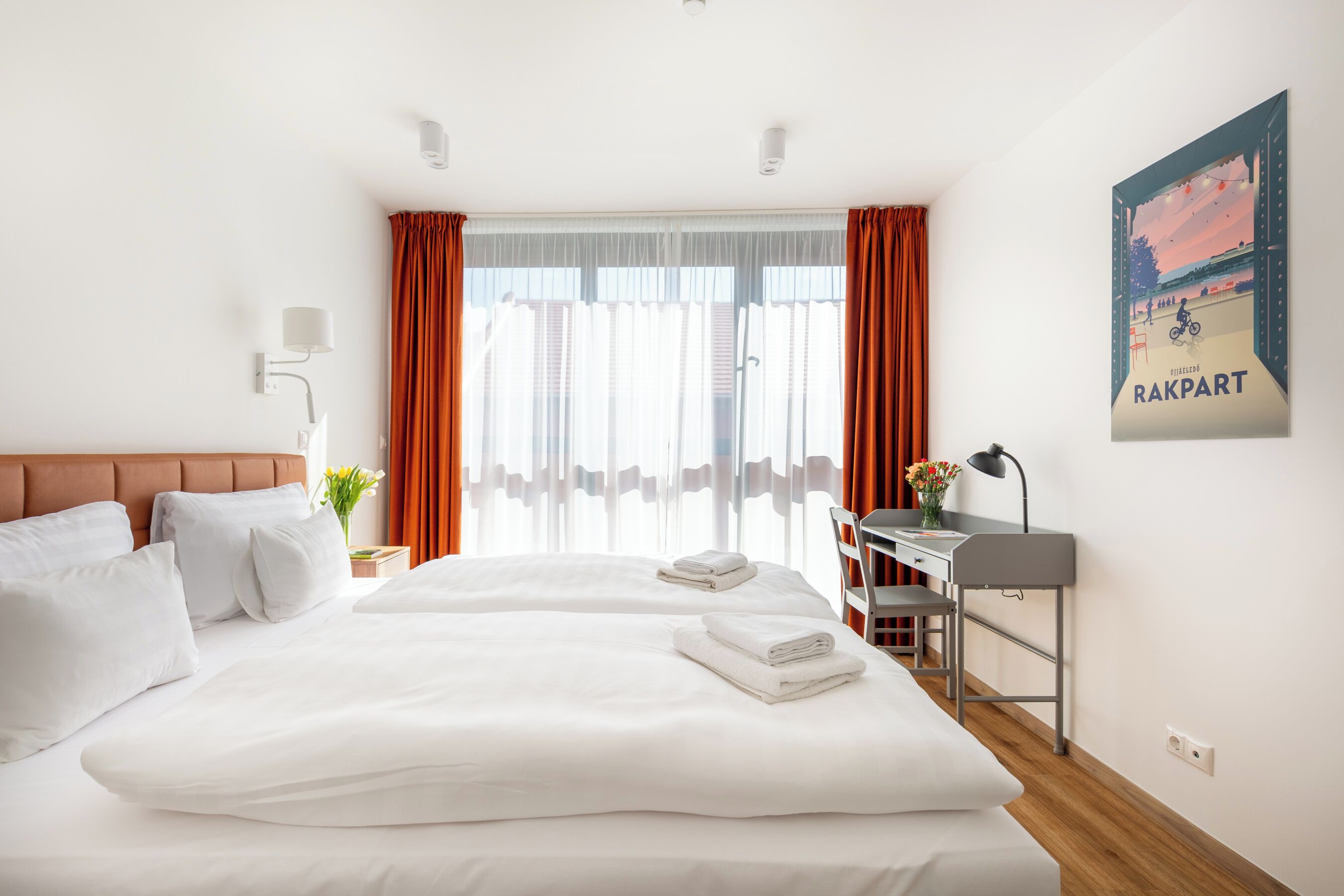 Una scrivania, postazione laptop, tende oscuranti, insonorizzazione