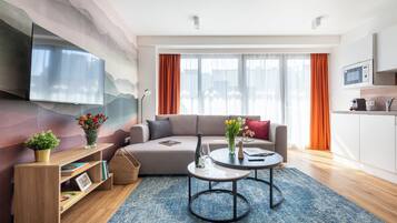 Superior Apartment, 2 Bedrooms, Balcony, Garden View | Dining room