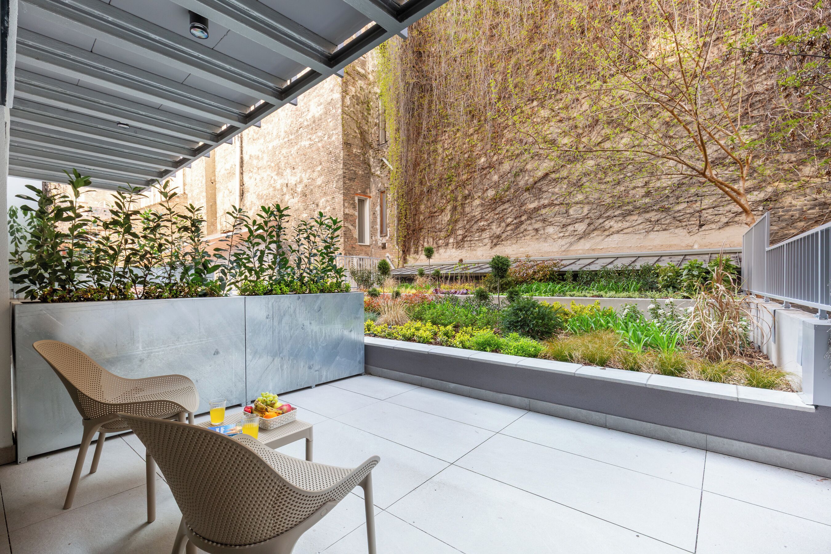 Superior-studiolejlighed - 1 kingsize-seng med sovesofa - udsigt til have | Opholdsområde | 100-centimeters smart-tv med digitale kanaler, gulvvarme