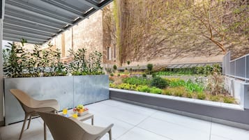 Superior Studio, 1 King Bed with Sofa bed, Garden View | Living area | 100-cm Smart TV with digital channels, heated floors, streaming services