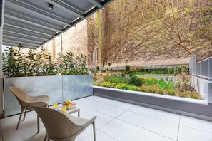 Superior-studiolejlighed - 1 kingsize-seng med sovesofa - udsigt til have | Opholdsområde | 100-centimeters smart-tv med digitale kanaler, gulvvarme