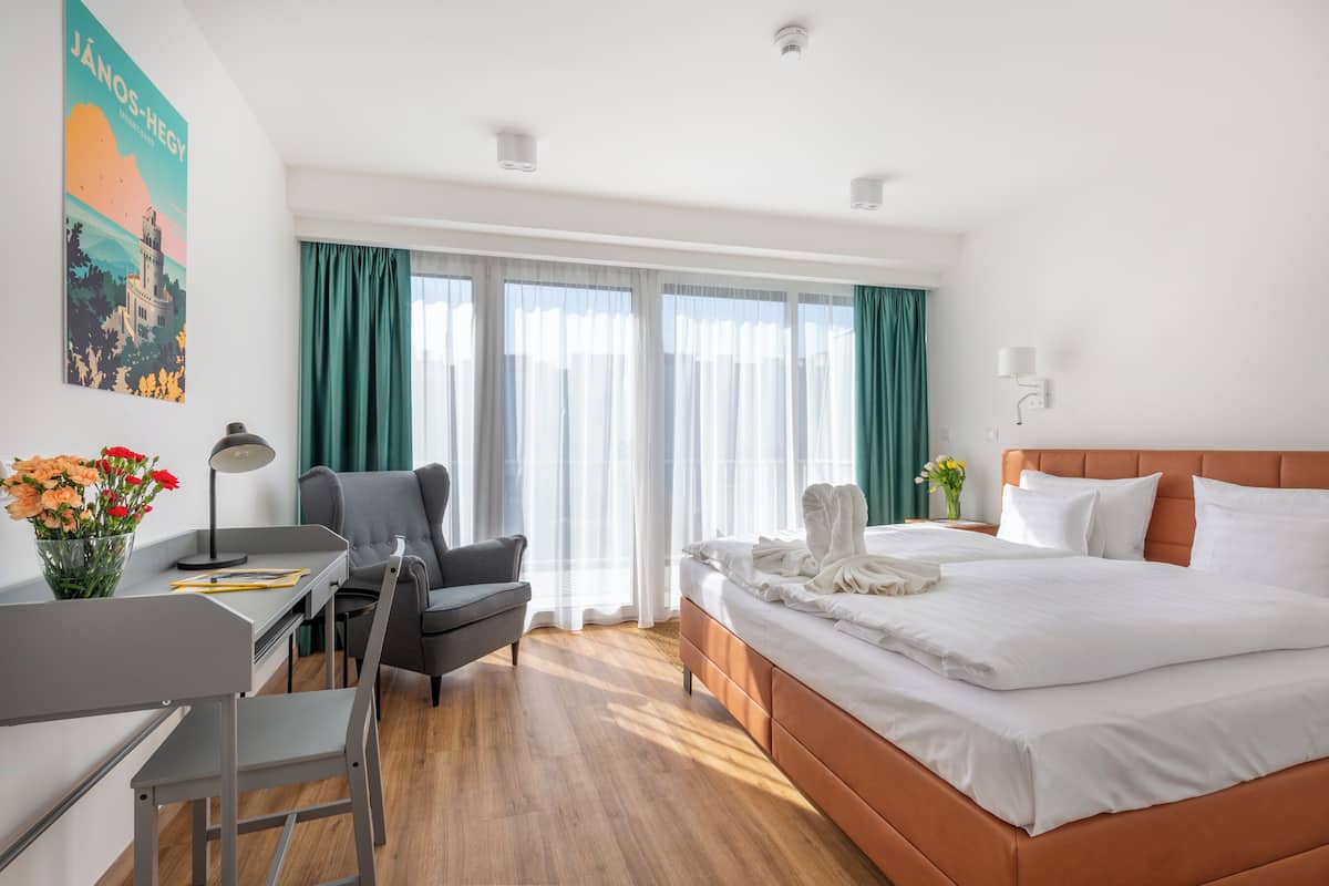 Superior Apartment, 2 Bedrooms, Air conditioning, Garden View | Desk, laptop workspace, blackout curtains, soundproofing