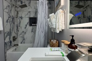 Sèche-cheveux, serviettes fournies, savon, shampoing