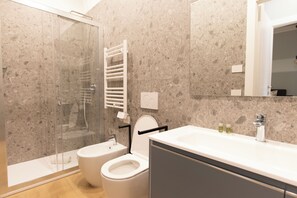 Regadera, secadora de cabello, bidet, toallas 