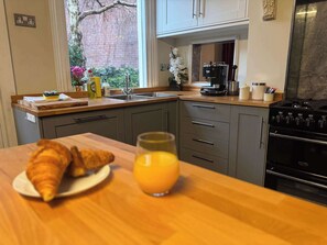 Fridge, microwave, oven, stovetop - Charming 4BDR Spacious Sheffield Home with Parking (Sheffield)