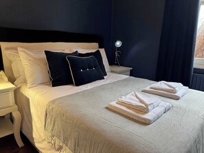 4 bedrooms, iron/ironing board, internet, bed sheets