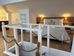 4 bedrooms, iron/ironing board, internet, bed sheets