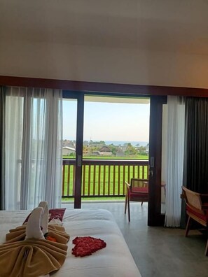 Deluxe-herbergi með tvíbreiðu rúmi - sjávarsýn | Öryggishólf í herbergi, skrifborð, hljóðeinangrun, straujárn/strauborð