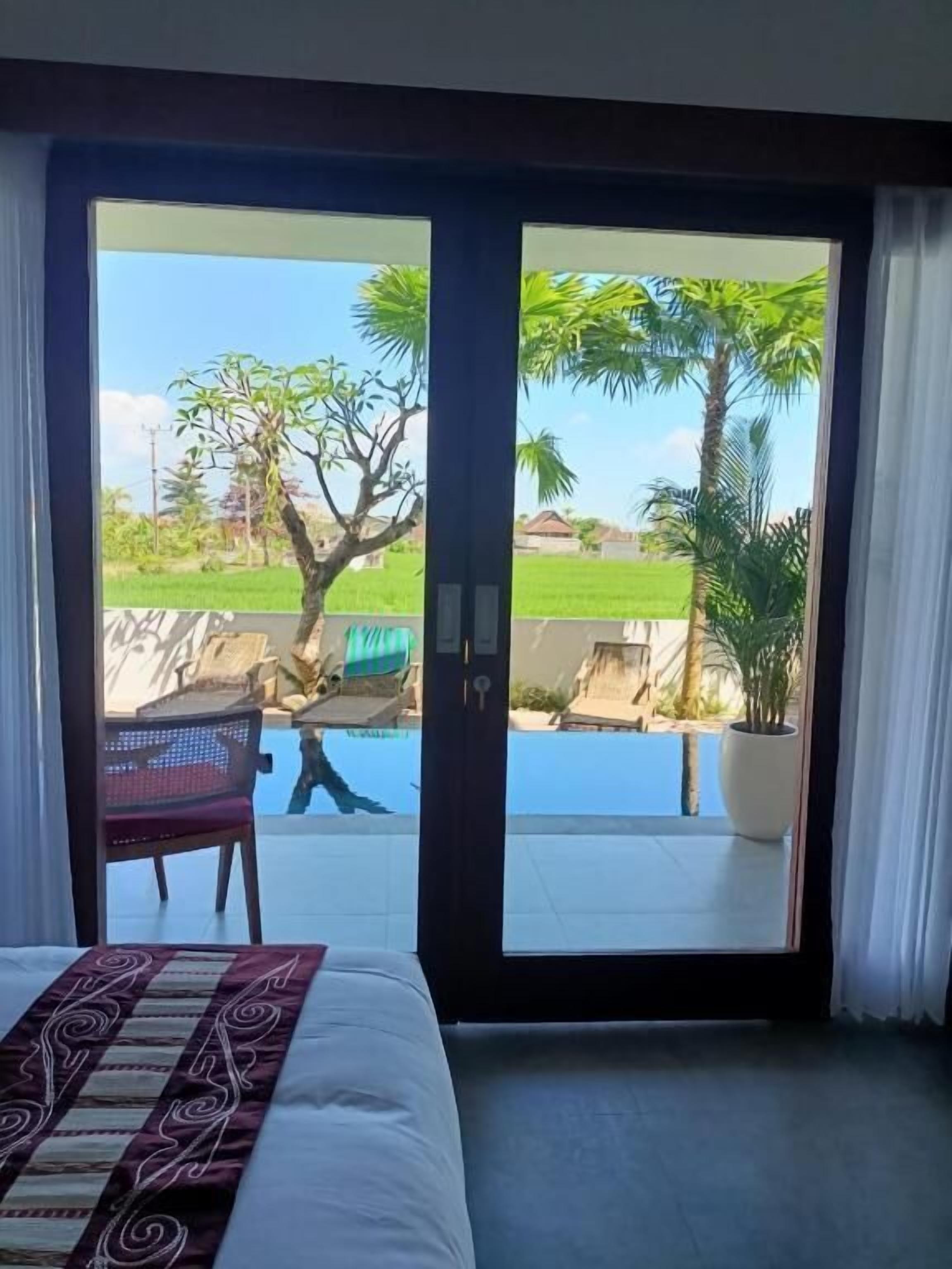 Habitación Deluxe doble, vistas a la piscina | Caja fuerte, escritorio, sistema de insonorización