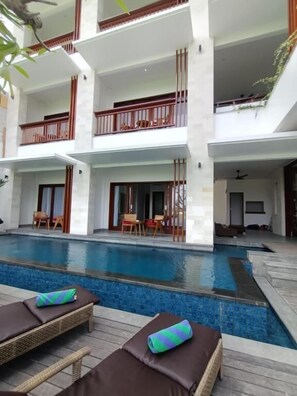 Outdoor pool - The KD Suites & Coffee Shop (Cemagi)