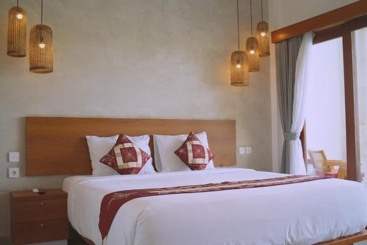Deluxe Double Room, Sea View | In-room safe, desk, soundproofing, iron/ironing board