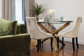 Dining - Stylish Apartment | Air Conditioning | Underground Parking (Warszawa)