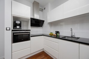Fridge, microwave, oven, stovetop - Stylish Apartment | Air Conditioning | Underground Parking (Warszawa)