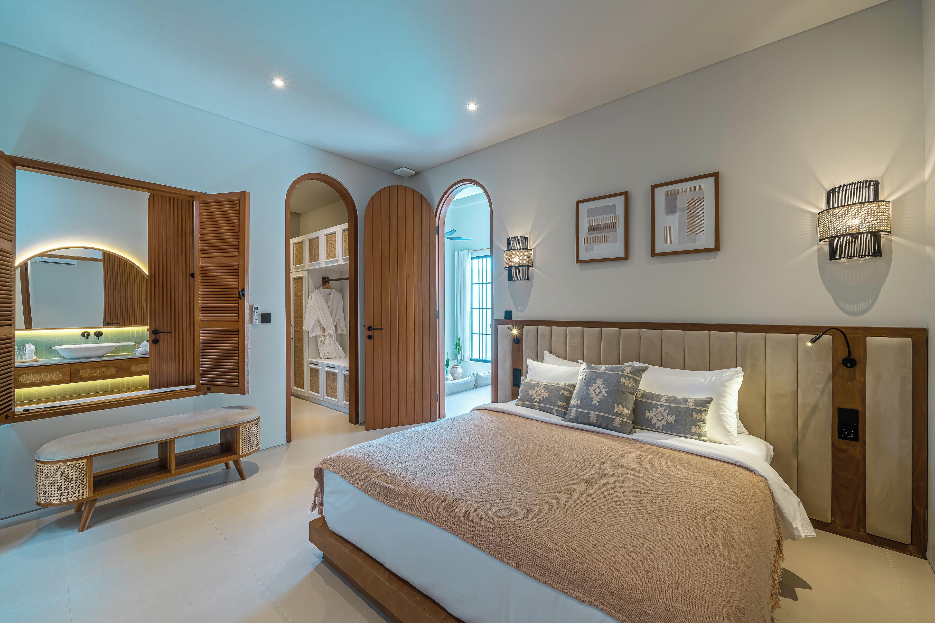 Vil·la de luxe, 4 dormitoris, pati, vistes a la piscina | Escriptori, planxa i posts de planxar i wifi gratuïta 