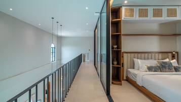 Villa de lujo, 4 habitaciones, patio, vista a la alberca | Escritorio, tabla de planchar con plancha y wifi gratis