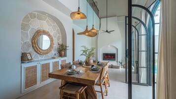 Villa de lujo, 4 habitaciones, patio, vista a la alberca | Escritorio, tabla de planchar con plancha y wifi gratis