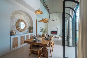 Villa de lujo, 4 habitaciones, patio, vistas a la piscina | Escritorio, tabla de planchar con plancha, wifi gratis