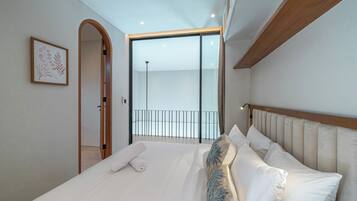 Villa de lujo, 4 habitaciones, patio, vista a la alberca | Escritorio, tabla de planchar con plancha y wifi gratis