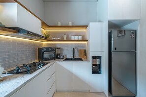 Villa de lujo, 4 habitaciones, patio, vistas a la piscina | Escritorio, tabla de planchar con plancha, wifi gratis