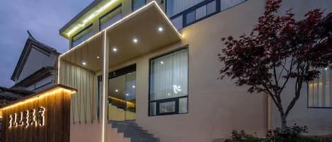 تفاصيل الفندق من الخارج