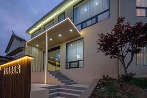 Exterior detail - Xuejian Homestay (Deqin)