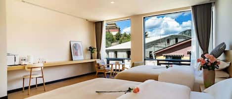 Habitación superior con 2 camas individuales, vista a la ciudad | Decoración personalizada, muebles diferentes y wifi gratis