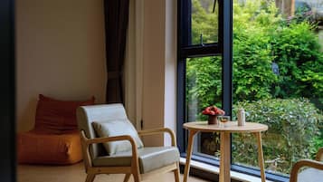 Signature Twin Room, City View | Room amenity