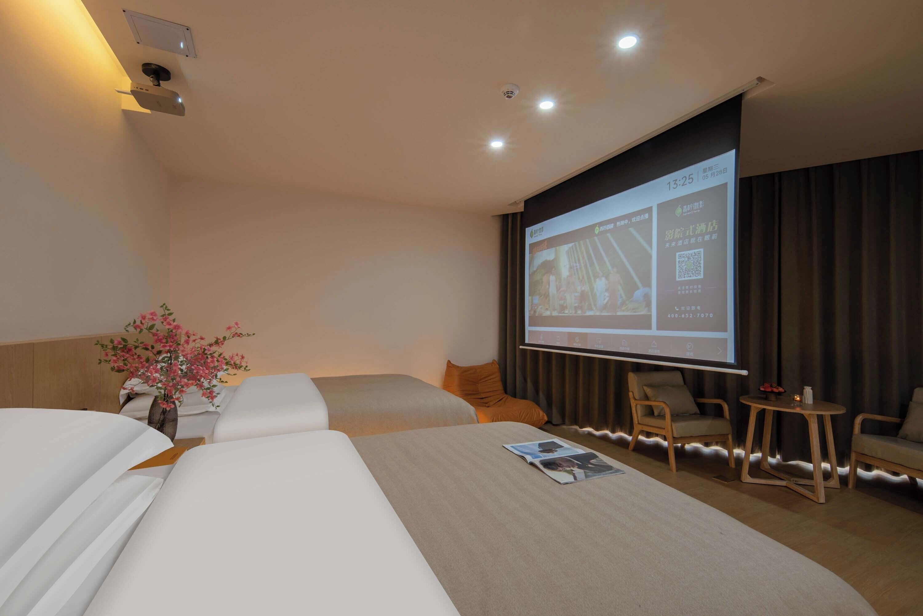 Habitación Signature con 2 camas individuales, vistas a la ciudad | Televisión