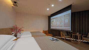 Habitación Signature con 2 camas individuales, vistas a la ciudad | Televisión