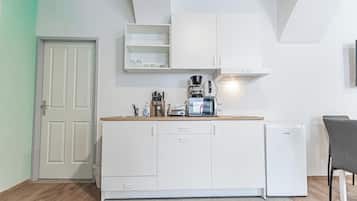 Basic Studio | Private kitchen | Mini-fridge, microwave, stovetop, cookware/dishes/utensils