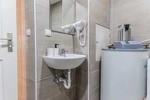 Basic stúdió | Fürdőszoba | Zuhanyzó, ingyenes piperecikkek, hajszárító és törölközők