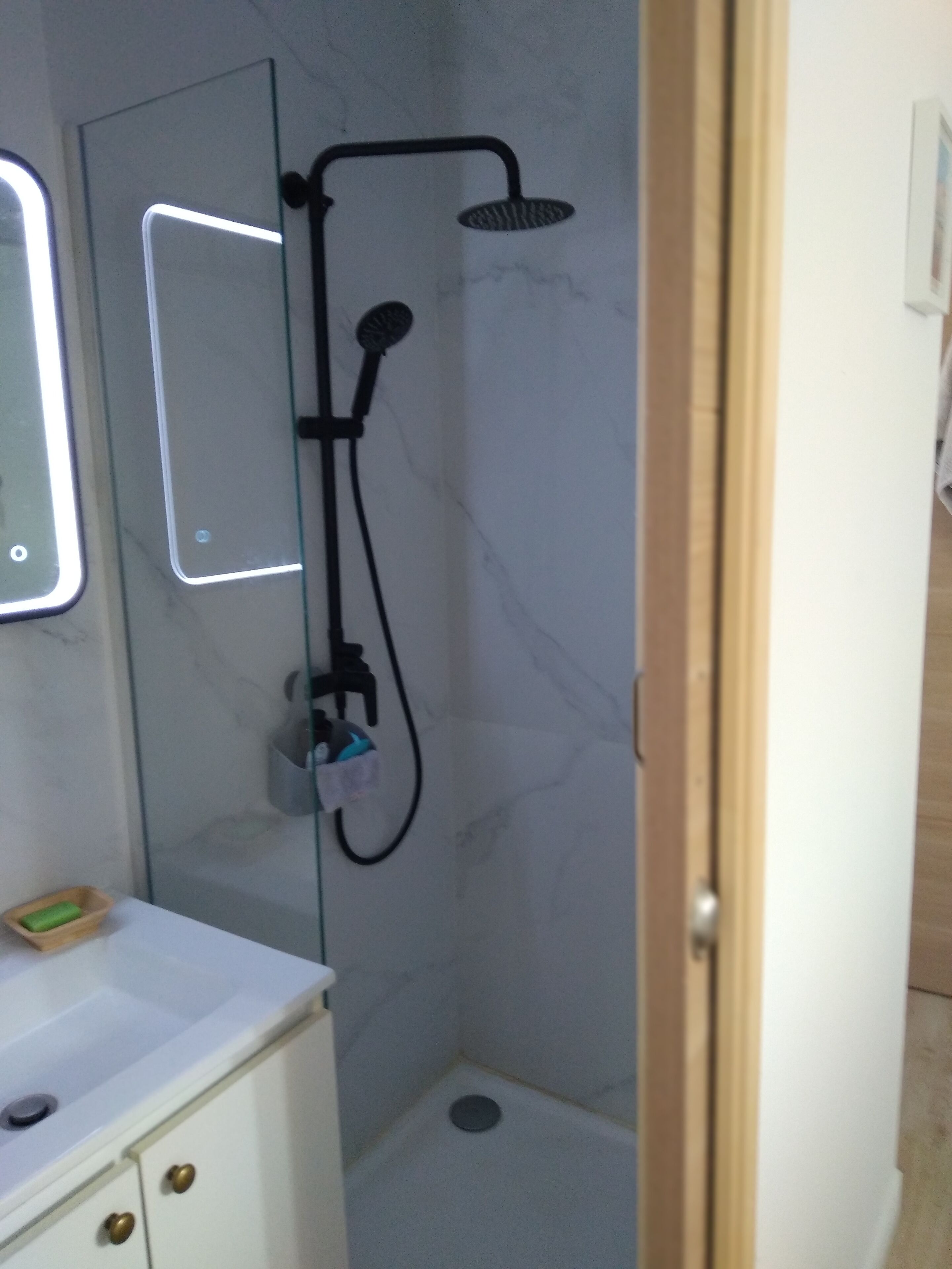 Douche, serviettes fournies, savon, papier toilette