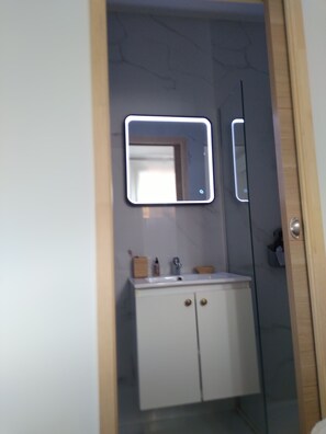 Dusche, Handtücher, Seife, Toilettenpapier