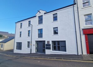 Exterior - New listing* Modern 2-bed apt in centre of Ballycastle, beach less than a mile (Ballycastle)