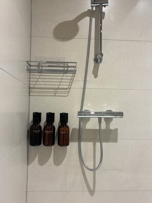 Shower, hair dryer, towels, soap - New listing* Modern 2-bed apt in centre of Ballycastle, beach less than a mile (Ballycastle)
