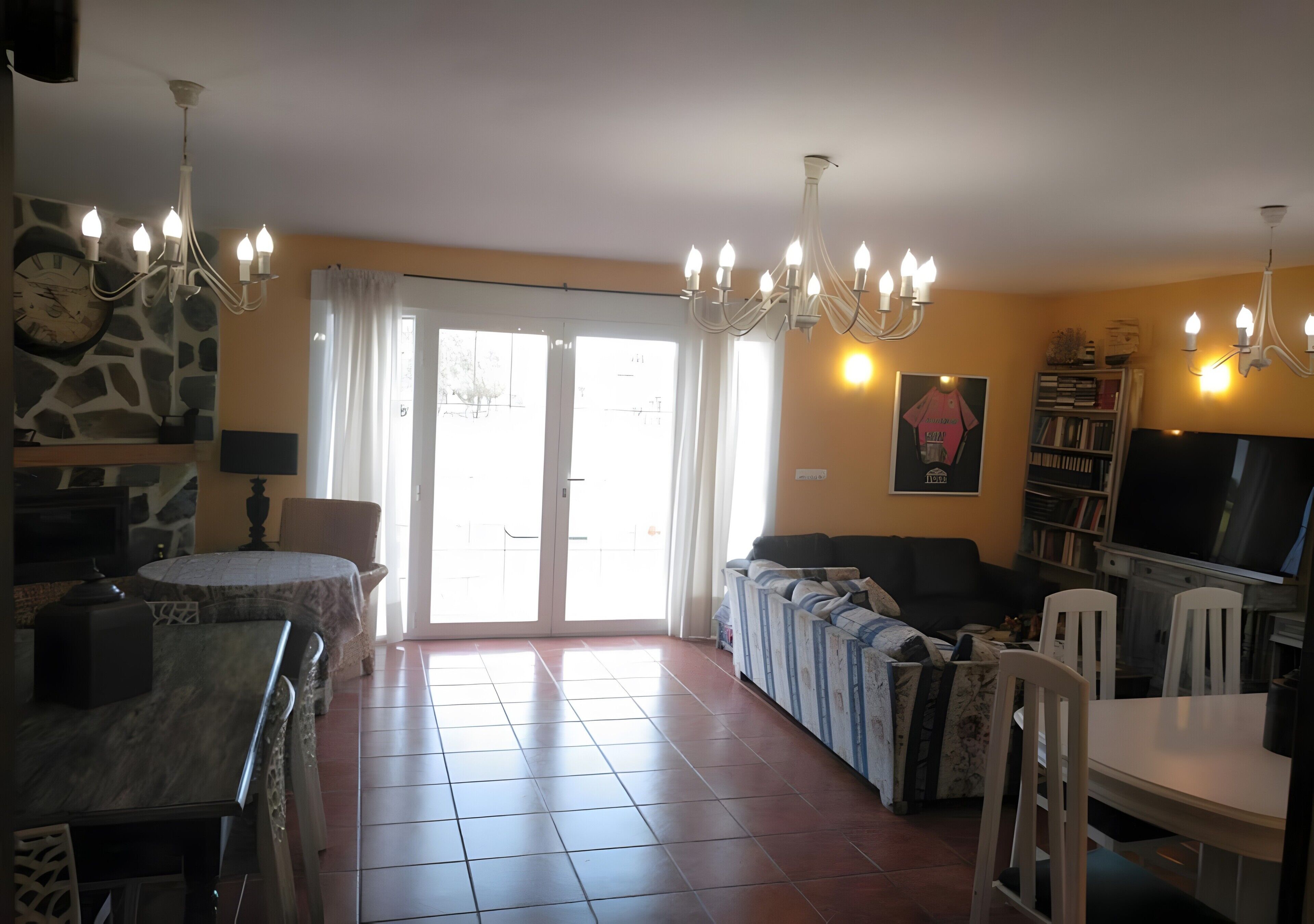Una televisión, una chimenea, una mesa de tenis de mesa